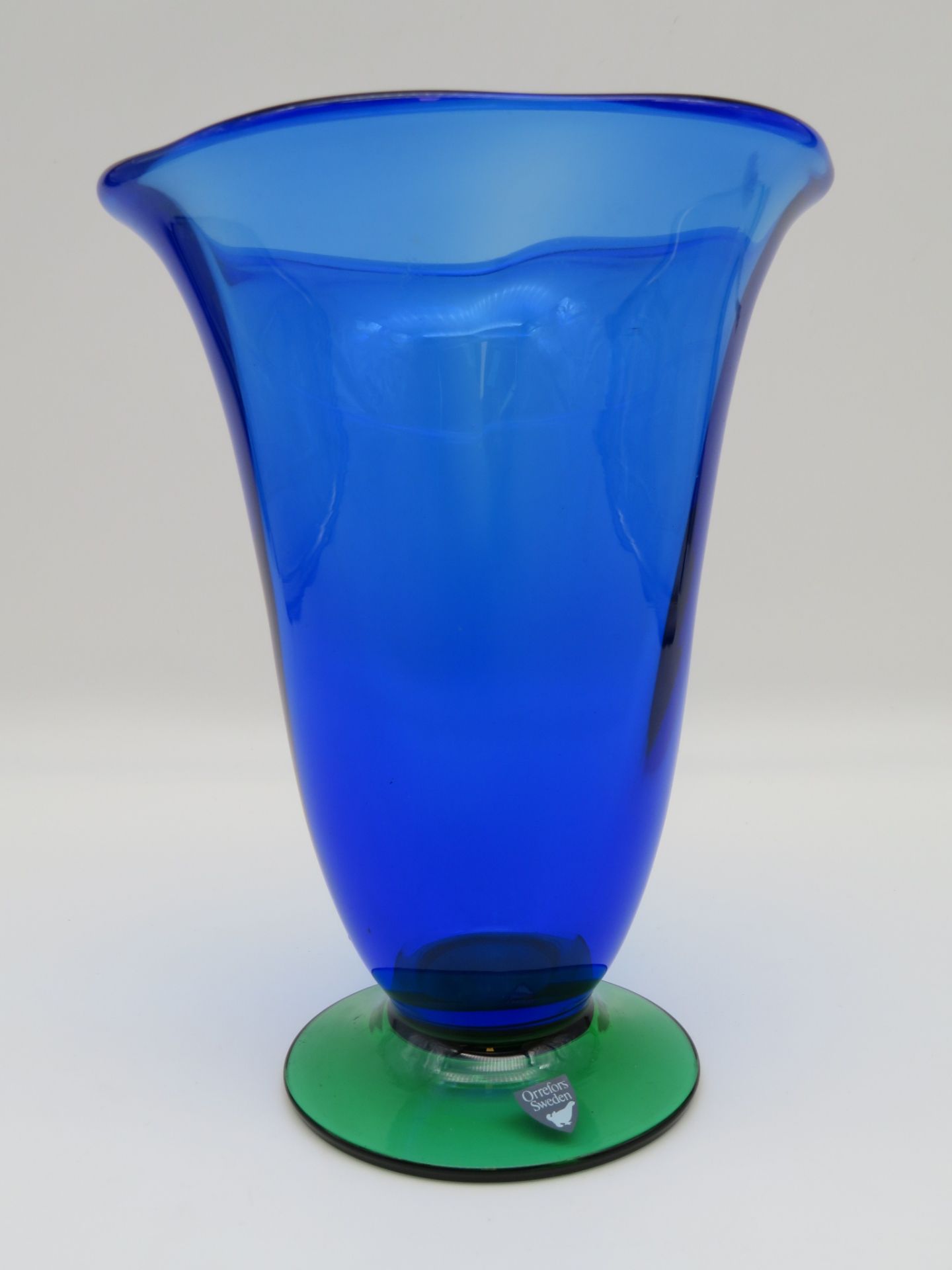 Design Vase, Schweden, Orrefors, blaue Kuppa auf grünem Standfuss, sign., h 19 cm, d 15 cm.