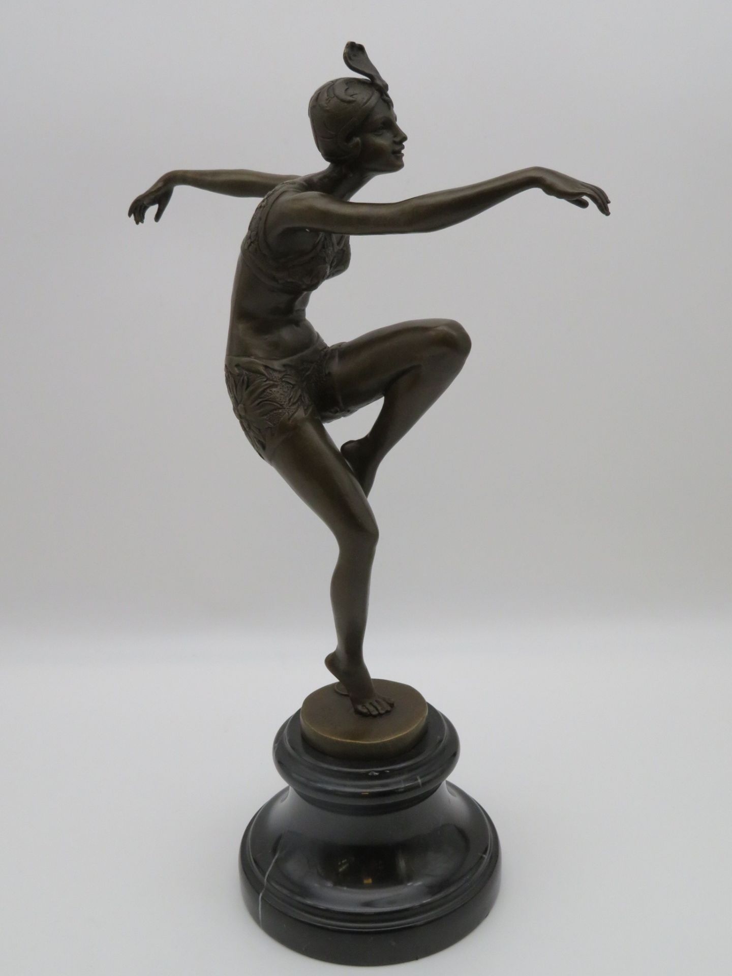 Stehende Art Déco Tänzerin, Bronze patiniert, Gießerstempel Paris, schwarzer Marmorsockel, h 38,5 c