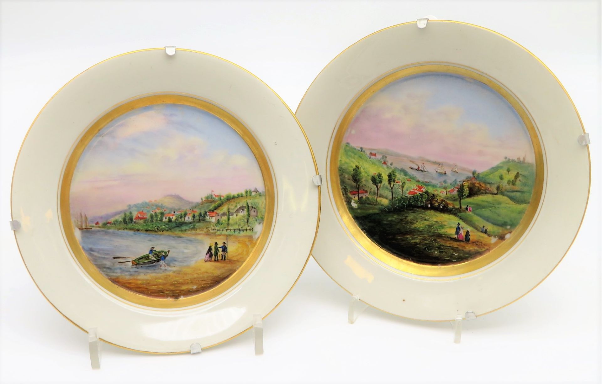2 Teller, 19. Jahrhundert, Weißporzellan polychrom bemalt mit Landschaften, Prägemarke, kleine Abre