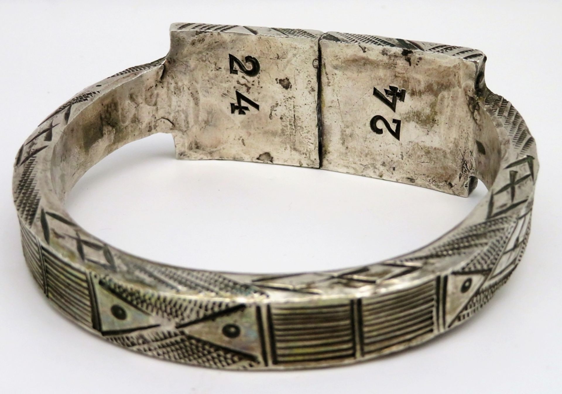 Fußreif, Orient, umlaufend mit reicher Gravur, Silber 800/000, geprüft, 370 g. - Bild 2 aus 2