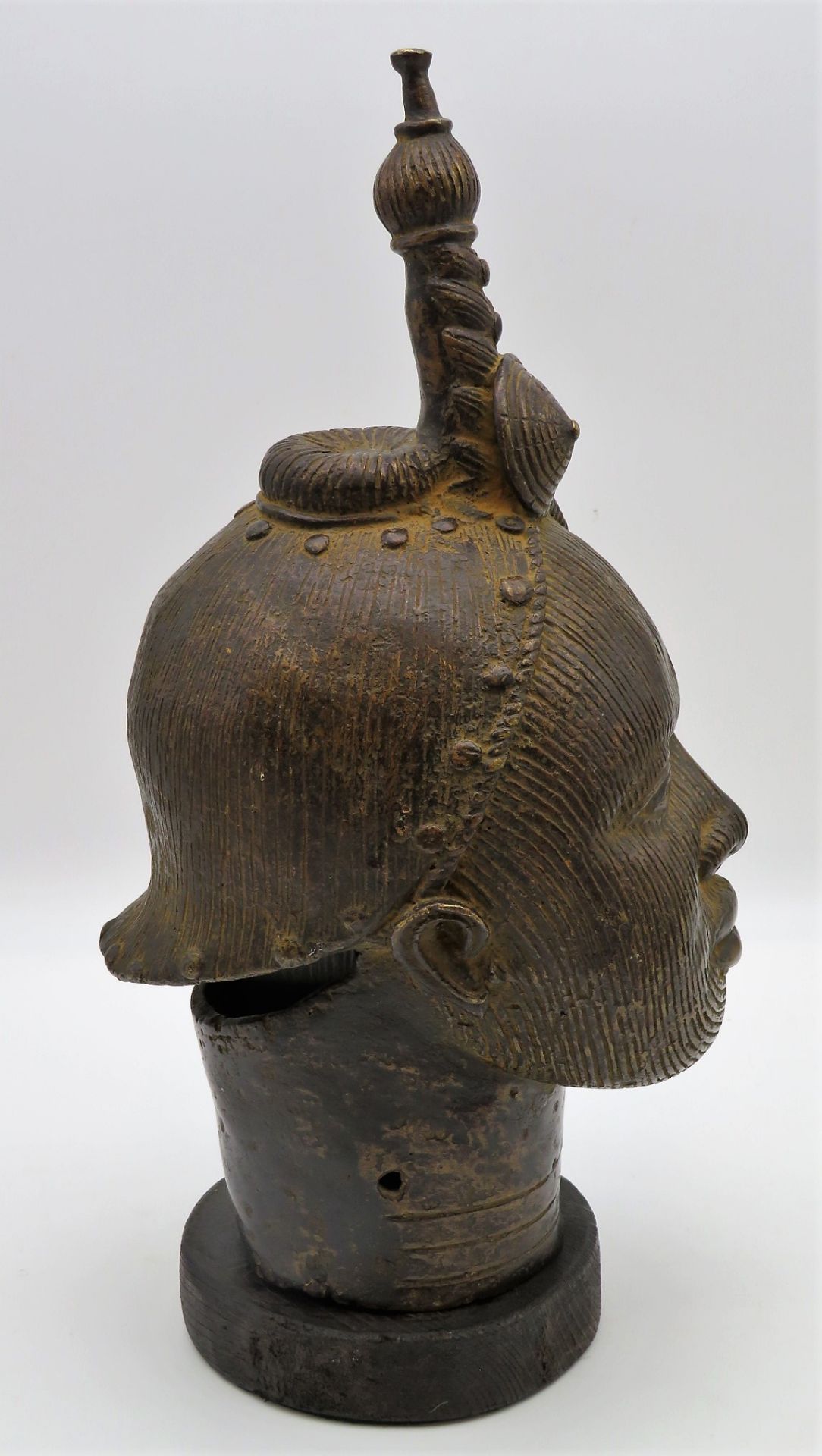 Kopf der Königsmutter Ife, Afrika, Nigeria, Benin, Bronze, 34 x 15 x 18 cm. - Image 2 of 3