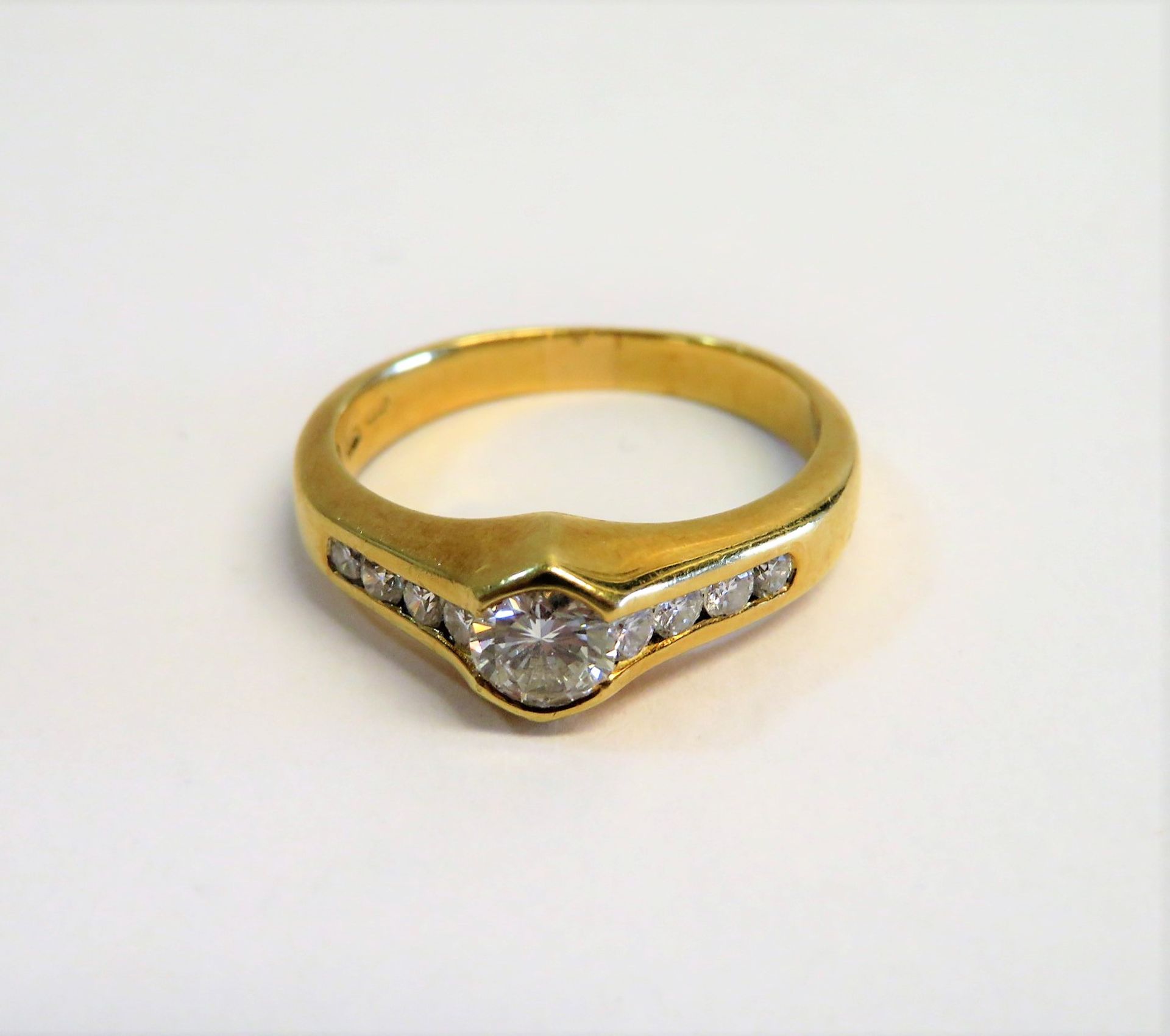Halb-Memory-Ring, Brillant, ca. 0,30 ct, umrahmt von 8 Diamanten, zus.ca. 0,39 ct, TW VVSI, Gelbgol