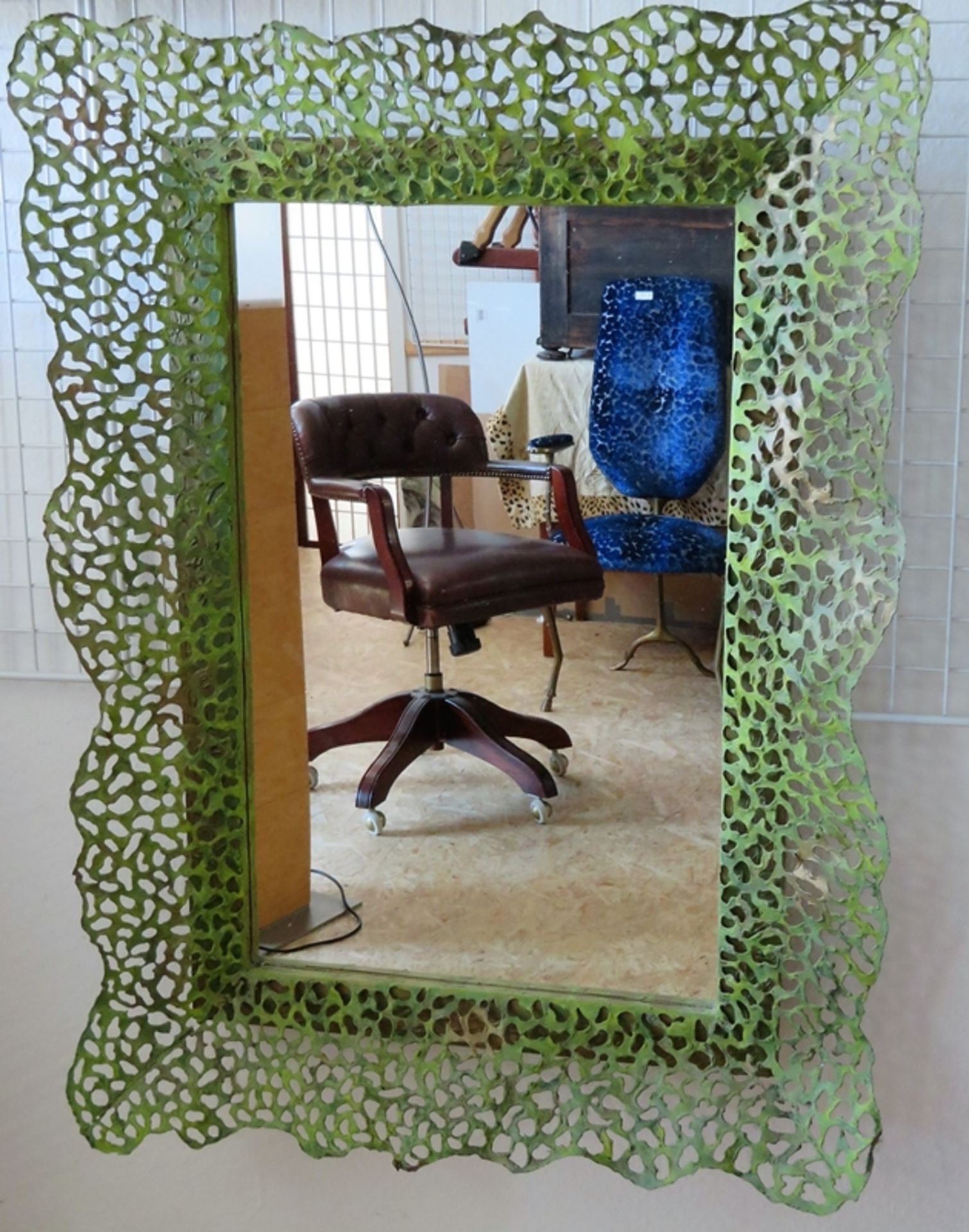 Großer Designer Spiegel, Blech durchbrochen gearbeitet und grün gefasst, 111,3 x 83,7 x 19 cm.