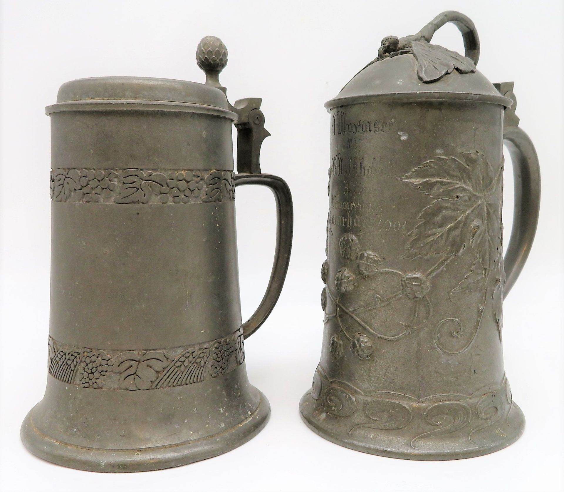 2 Bierkrüge, Jugendstil, um 1900, Zinn, Widmungen, h 18/19 cm.