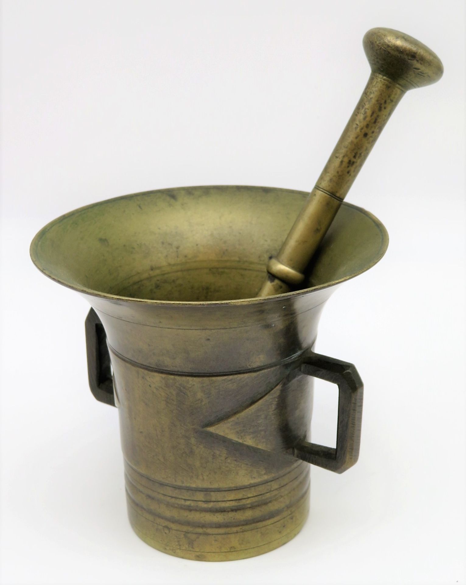 Mörser mit Pistill, Biedermeier, 19. Jahrhundert, Bronze, h 10,5/11,5 cm.