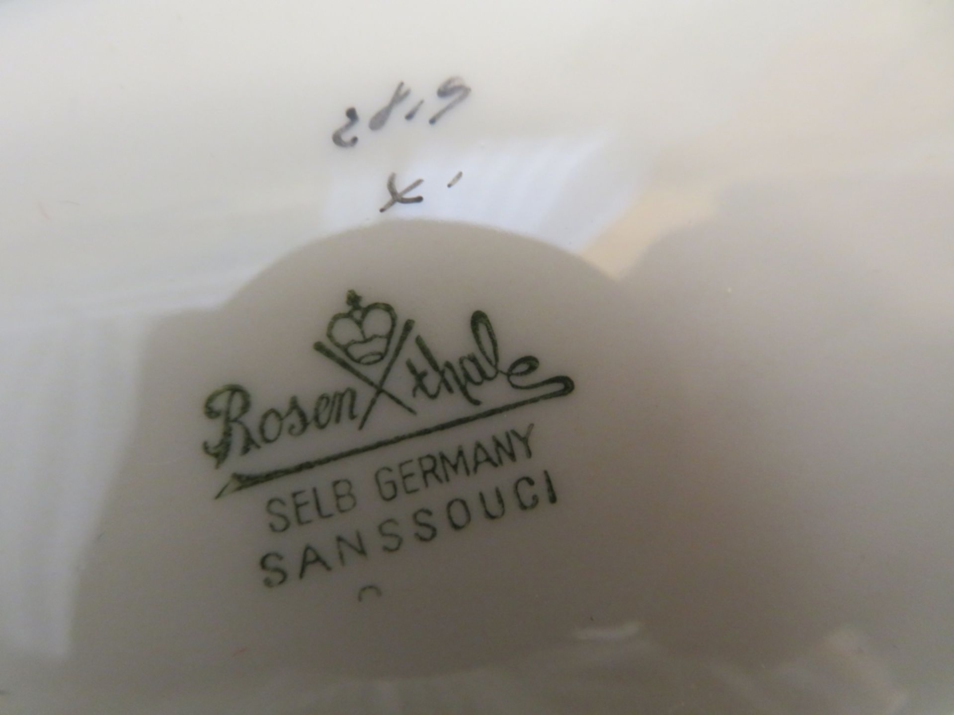 52 teiliges Service, Rosenthal, Modell Sanssouci, crèmefarbenes Reliefporzellan, Goldrand, bestehen - Bild 2 aus 2