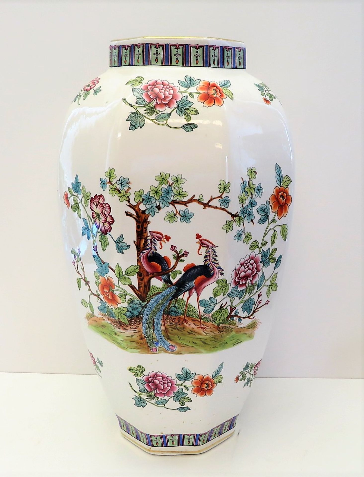 Vase, China, Weißporzellan mit polychromer Bemalung, rote Bodenmarke, 20. Jahrhundert, h 52 cm, d 3