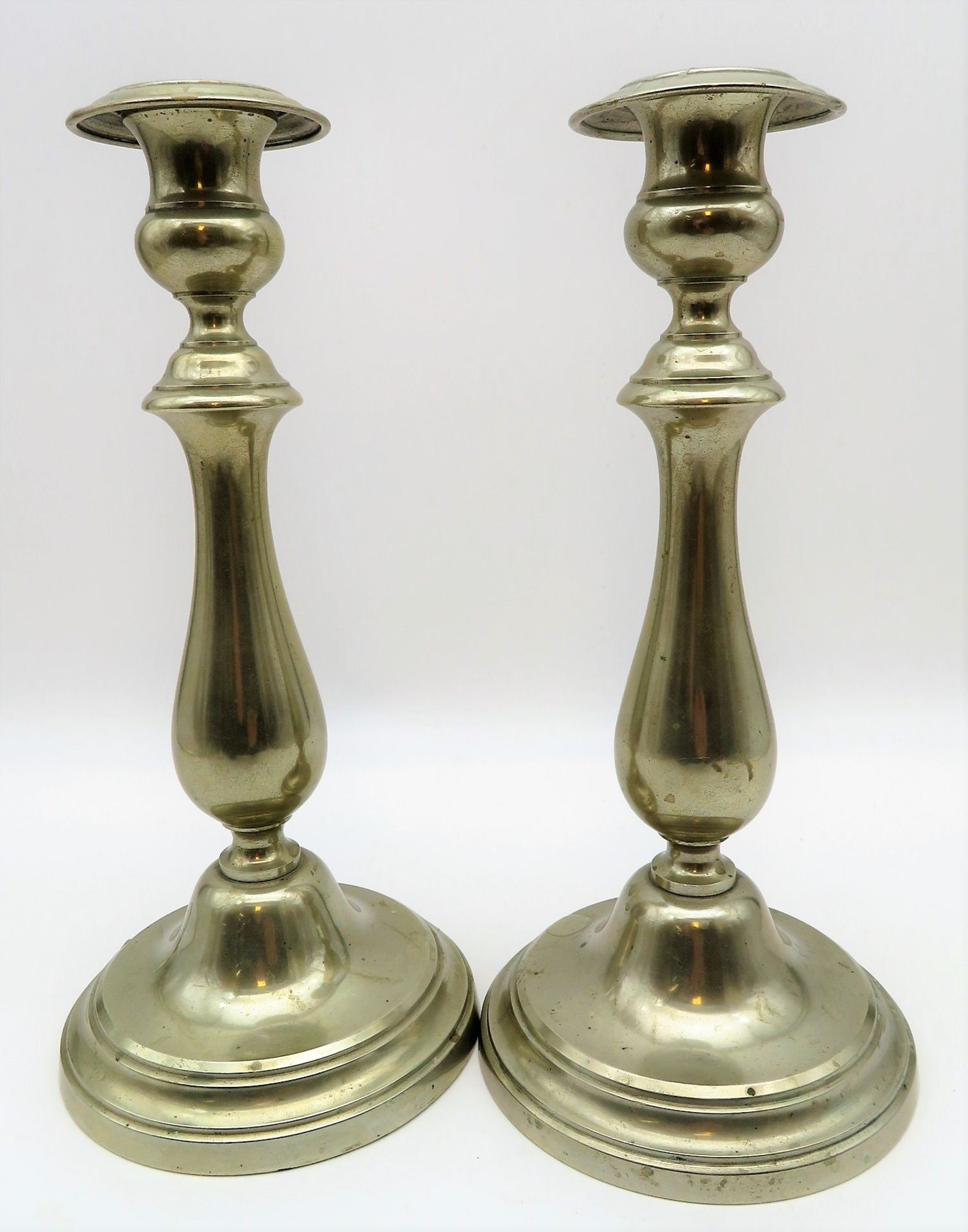 2 Kerzenleuchter, 1. Hälfte 20. Jahrhundert, Messing versilbert, h 25 cm, d 12,5 cm.