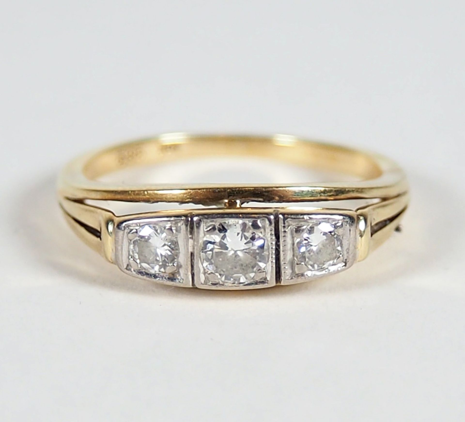 RING, 3 verlaufende Brillanten, Weißgoldzarge,