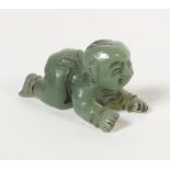 FIGURINE, Krabbelndes Baby, China, Jade, geschnitzt, poliert,