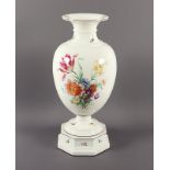 GROSSE VASE MIT BLUMENBUKETT,