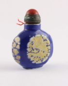 SNUFF BOTTLE, Porzellan, blauer Fond,