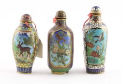 DREI CLOISONNÉ-SNUFF BOTTLE, leicht