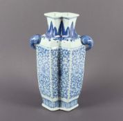 BLAU-WEISE VASE, Porzellan, auf der