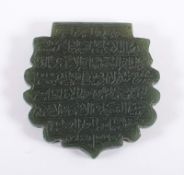 JADE-AMULETT, schauseitig graviert, H