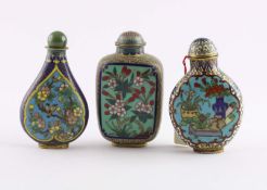 DREI CLOISONNÉ-SNUFF BOTTLE,