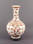 VASE, Porzellan, Dekor in Eisenrot,