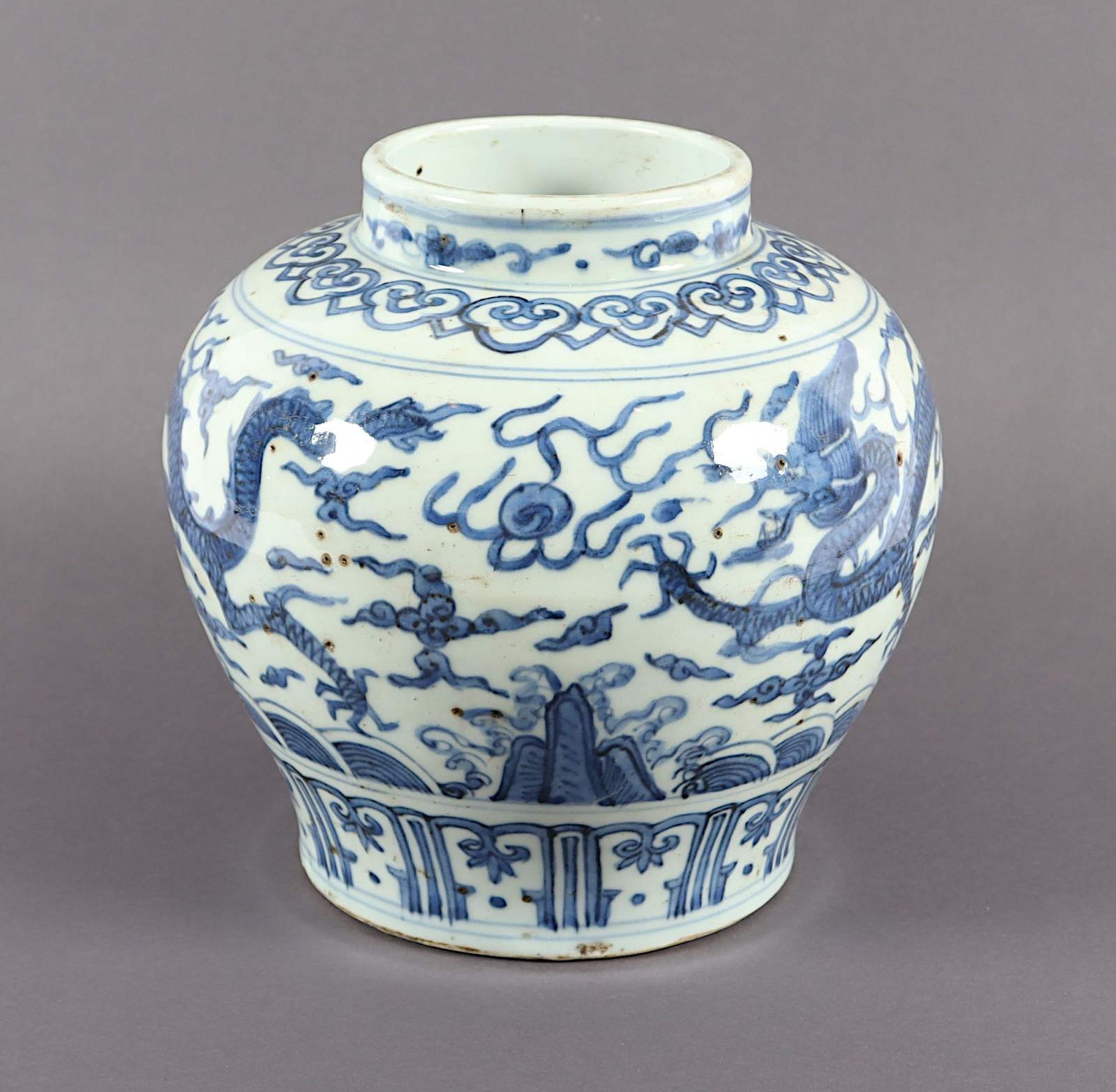 BLAU-WEISE VASE, Porzellan, H 21,