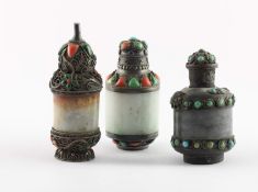 DREI SNUFF BOTTLE IM MONGOLISCHEN