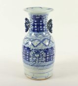 GROSSE BLAU-WEISE VASE, Porzellan, am