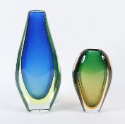 ZWEI VASEN, dickwandiges Glas, farbig