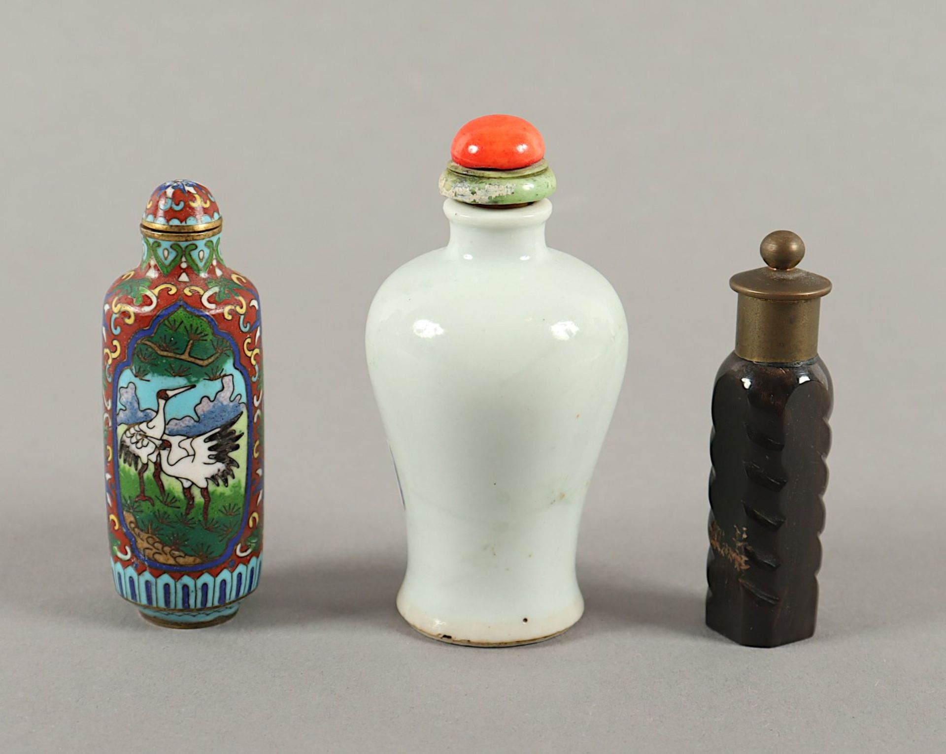 ZWEI SNUFF-BOTTLE, a) Porzellan, Reste - Bild 2 aus 3