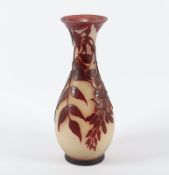 VASE, farbloses, satiniertes Glas, rot