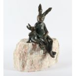 HASENMUTTER MIT KIND, Bronze,