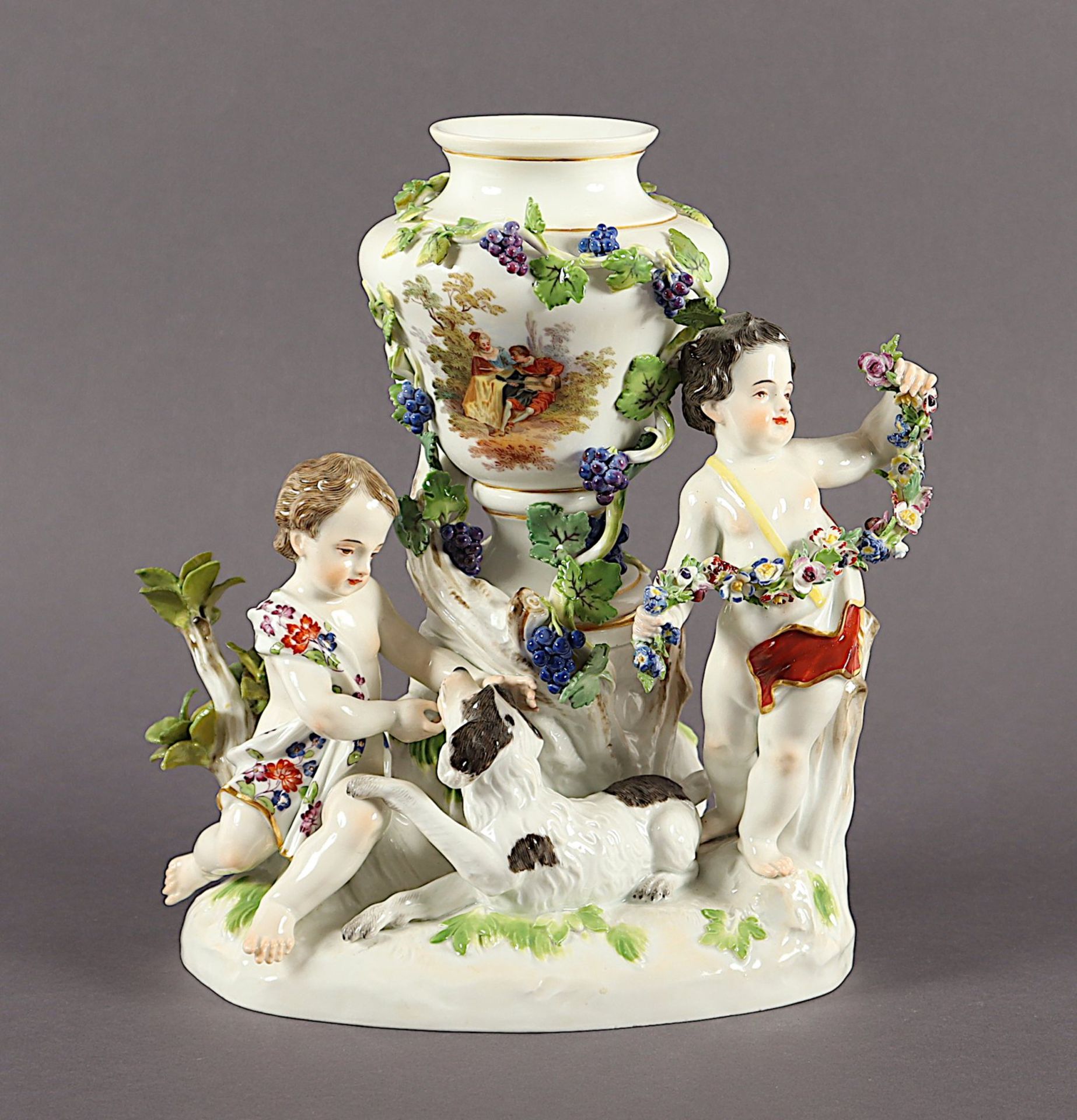 VASE MIT AMORETTEN UND HUND, farbig