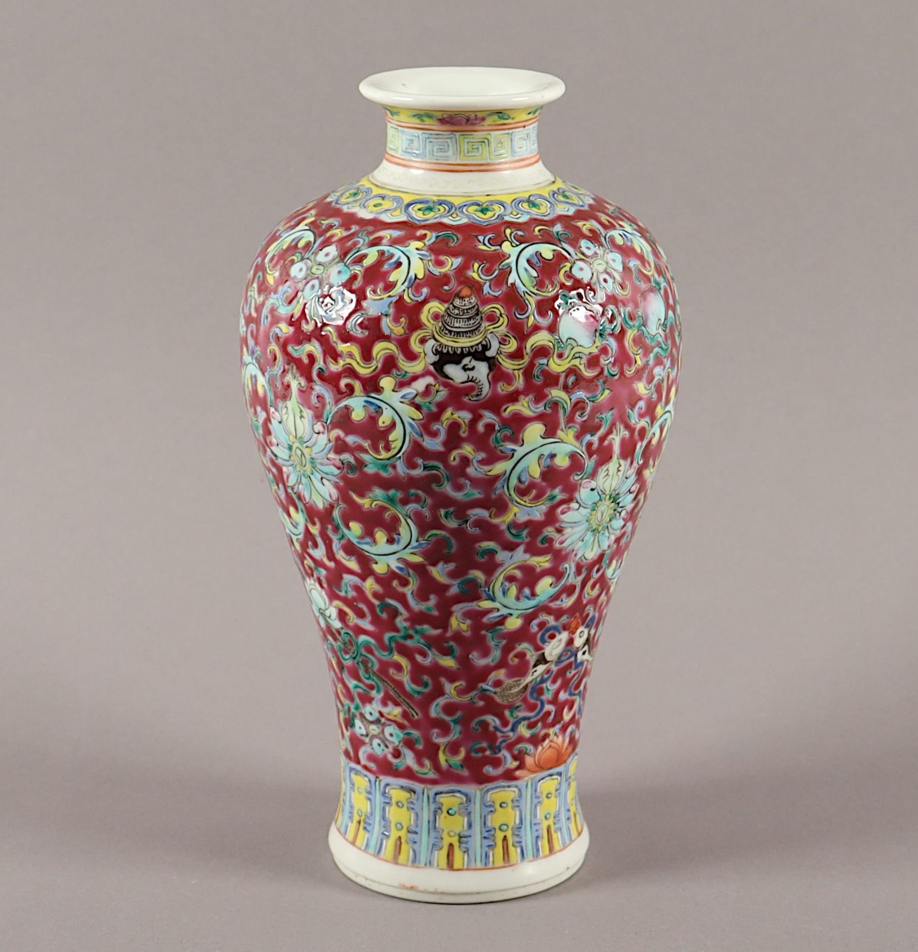 VASE, Porzellan, in polychromen Farben