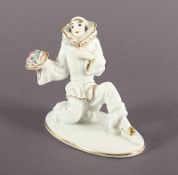 FIGUR "KNIENDER PIERROT", farbig und