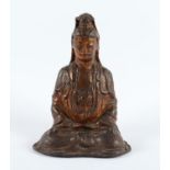 SITZENDER GUANYIN, Bronze, Reste einer