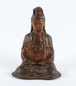 SITZENDER GUANYIN, Bronze, Reste einer