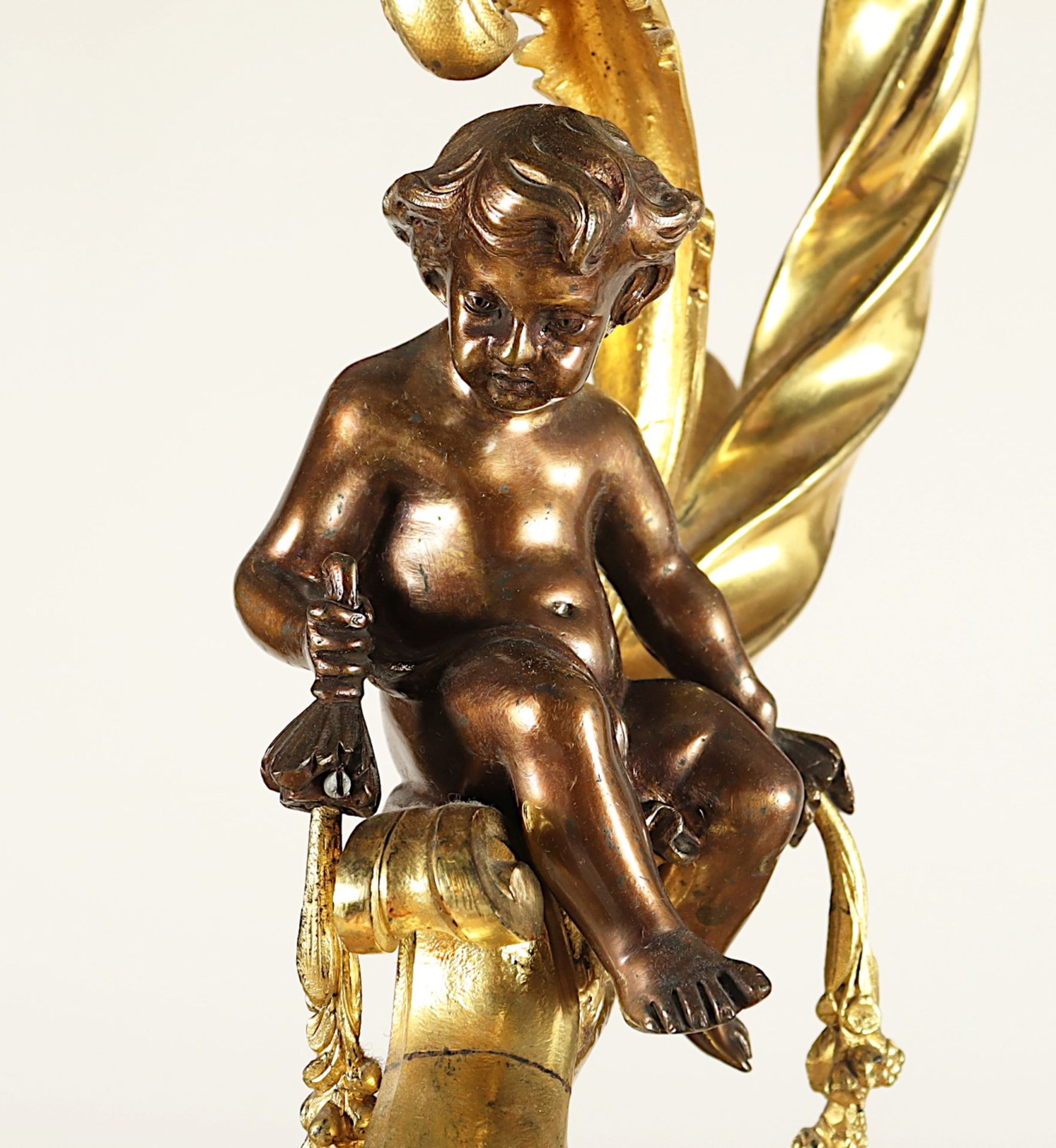 PRUNKLEUCHTER MIT PUTTO, Bronze, - Image 3 of 3