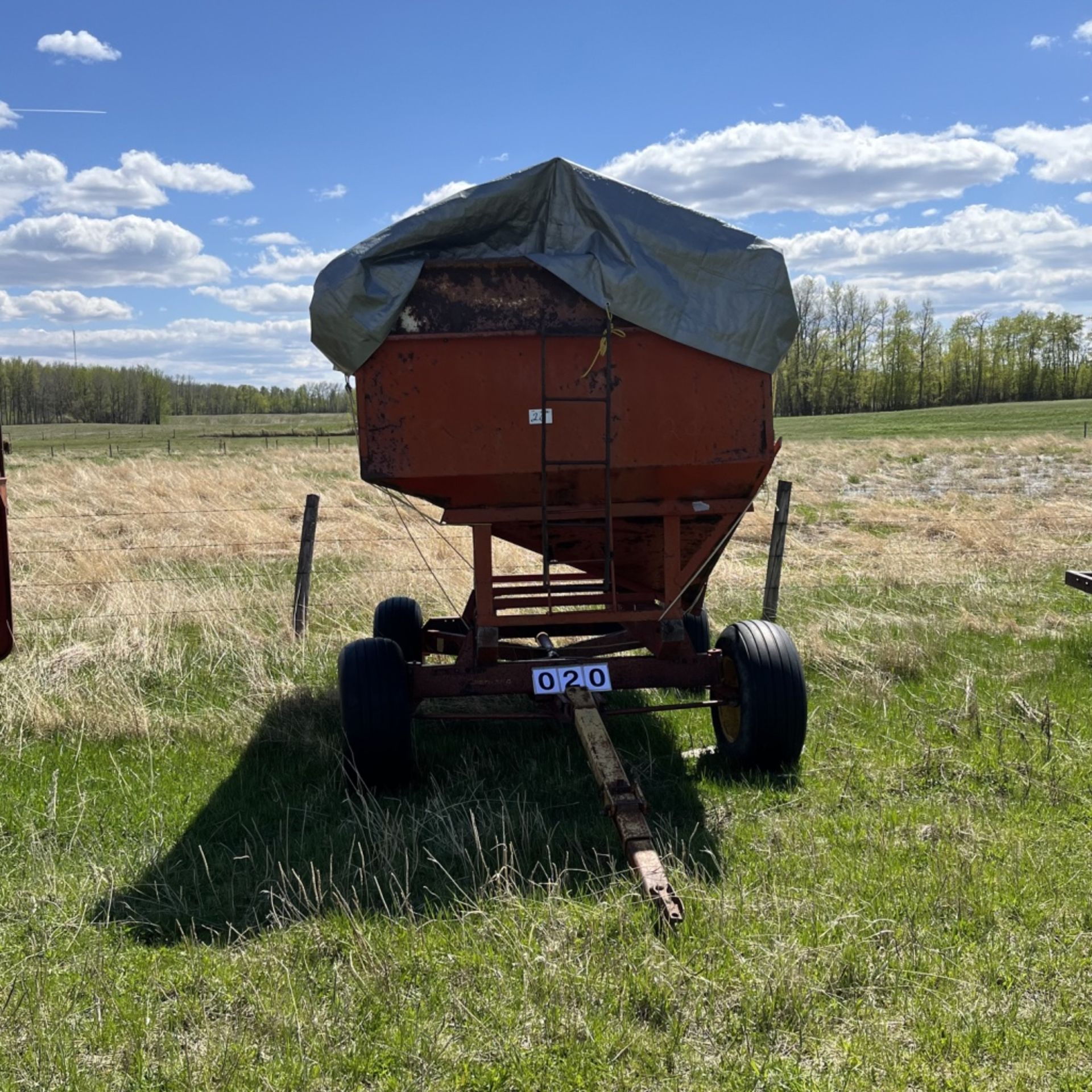 Gravity flow grain tank on Sperry NH wagon - Image 2 of 4