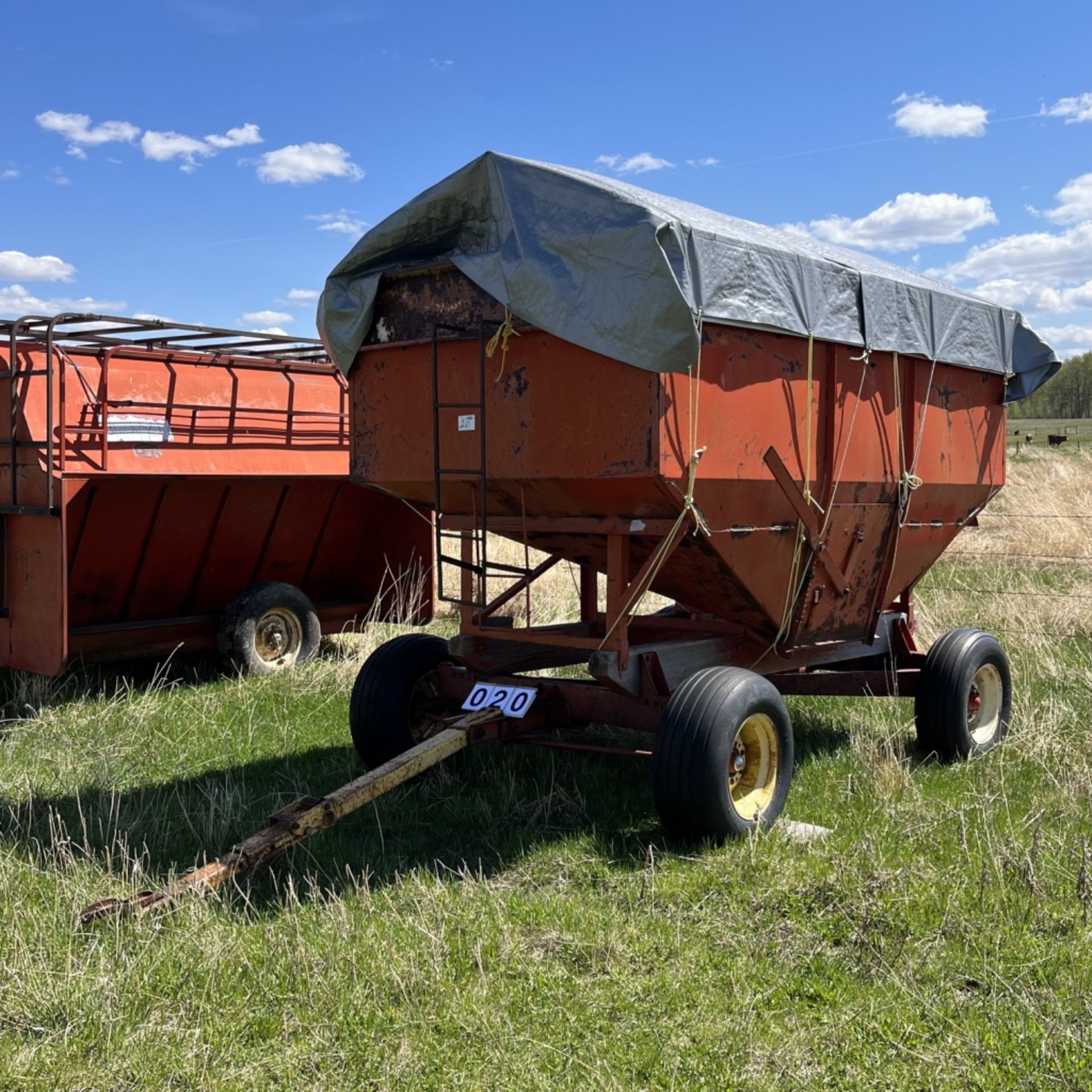 Gravity flow grain tank on Sperry NH wagon - Image 4 of 4