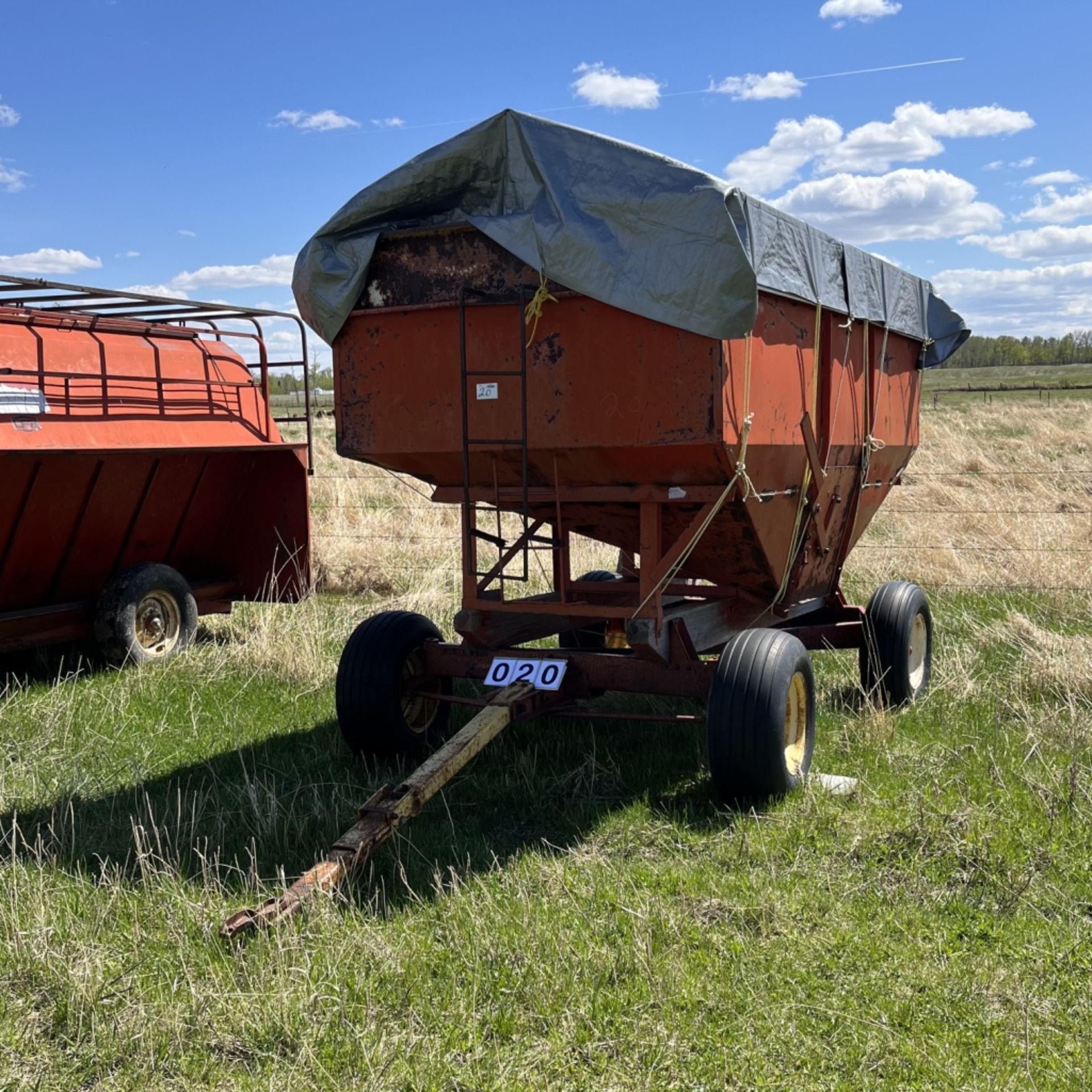 Gravity flow grain tank on Sperry NH wagon - Image 3 of 4