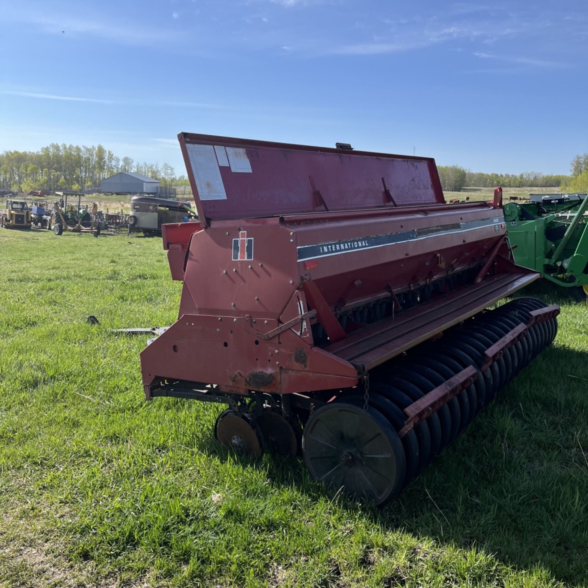 12 Ft. International 6200 disk drill, grass & fertilizer attachment, rubber packers, 24 run - Image 4 of 9