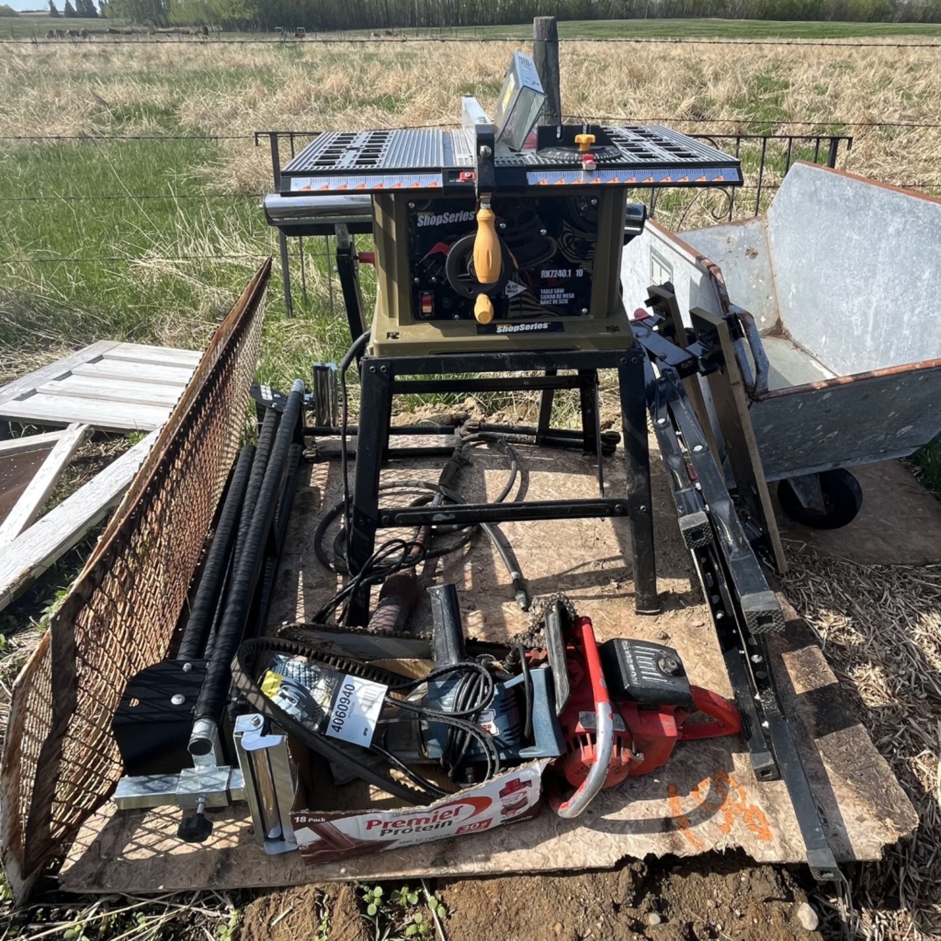 Pallet workbench, table saw - Image 2 of 3