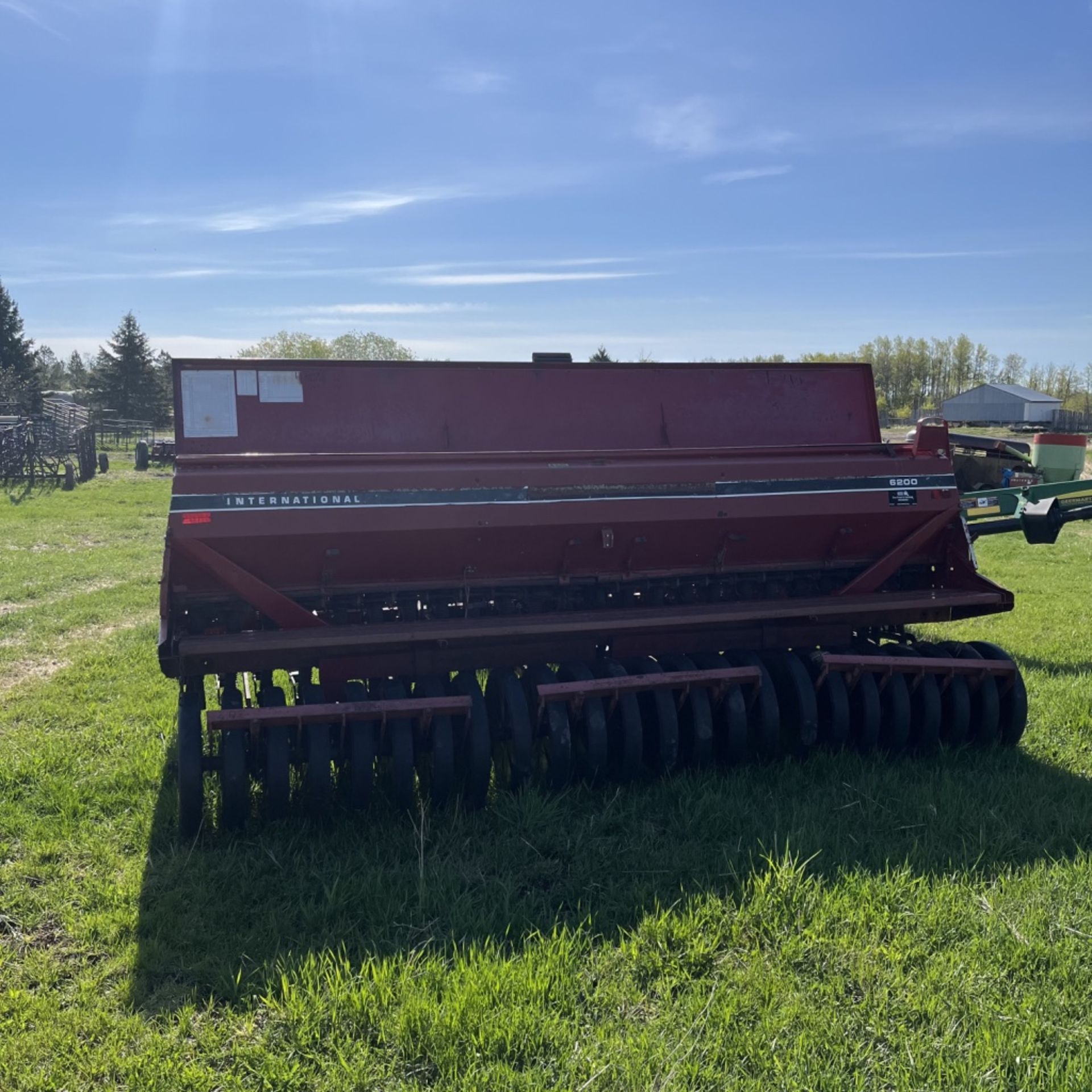 12 Ft. International 6200 disk drill, grass & fertilizer attachment, rubber packers, 24 run - Image 5 of 9