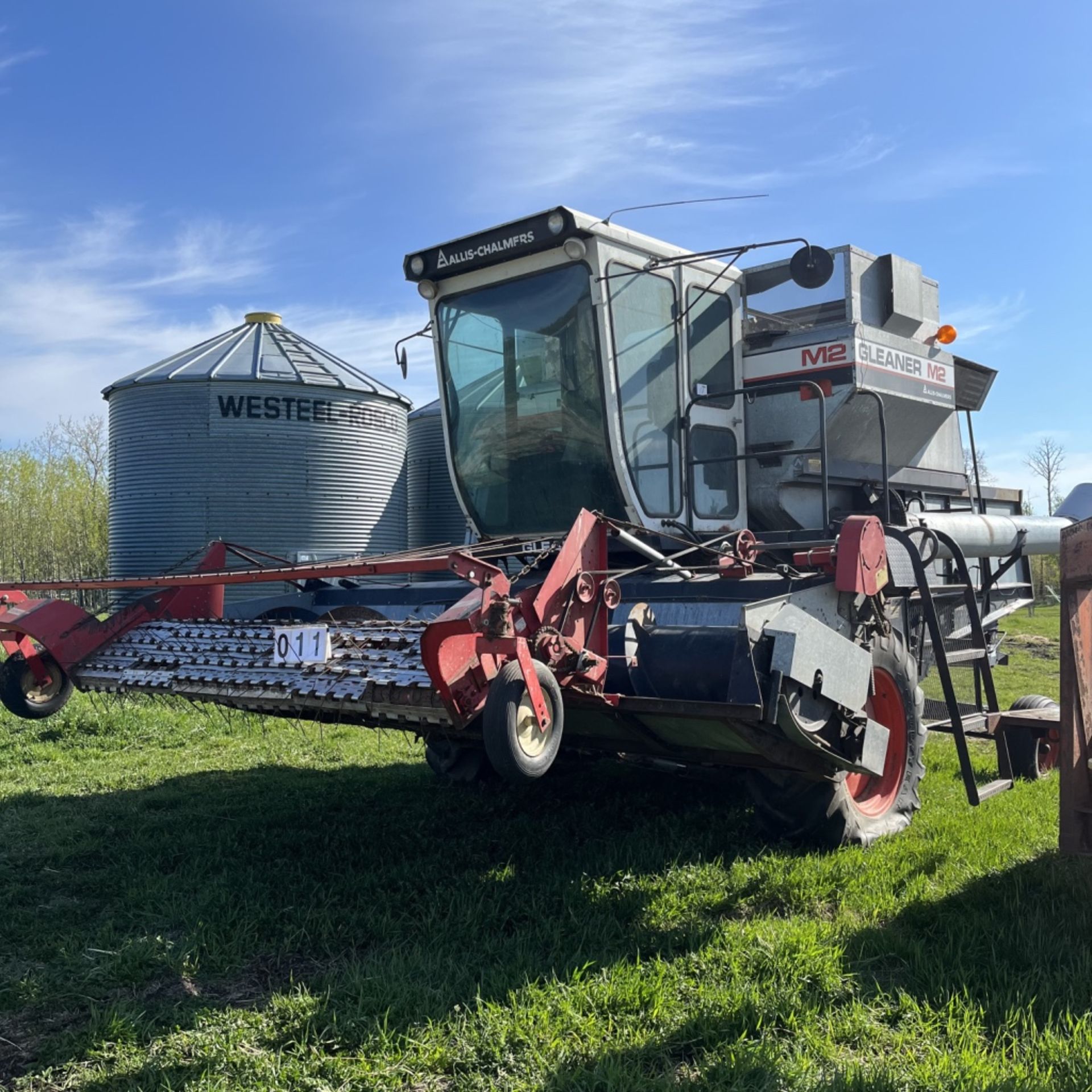 Gleaner M2 Combine, Running - Image 3 of 11