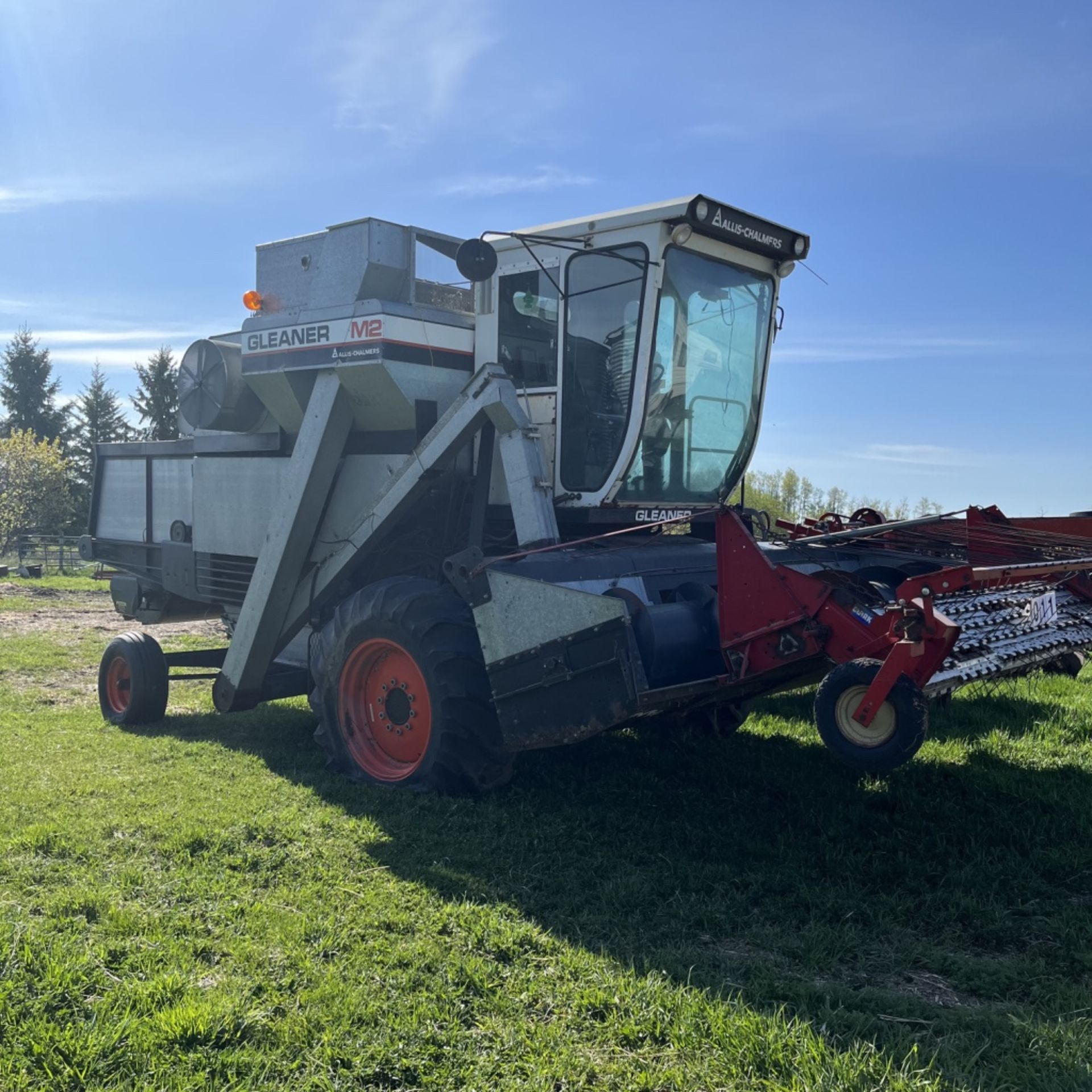 Gleaner M2 Combine, Running - Image 4 of 11