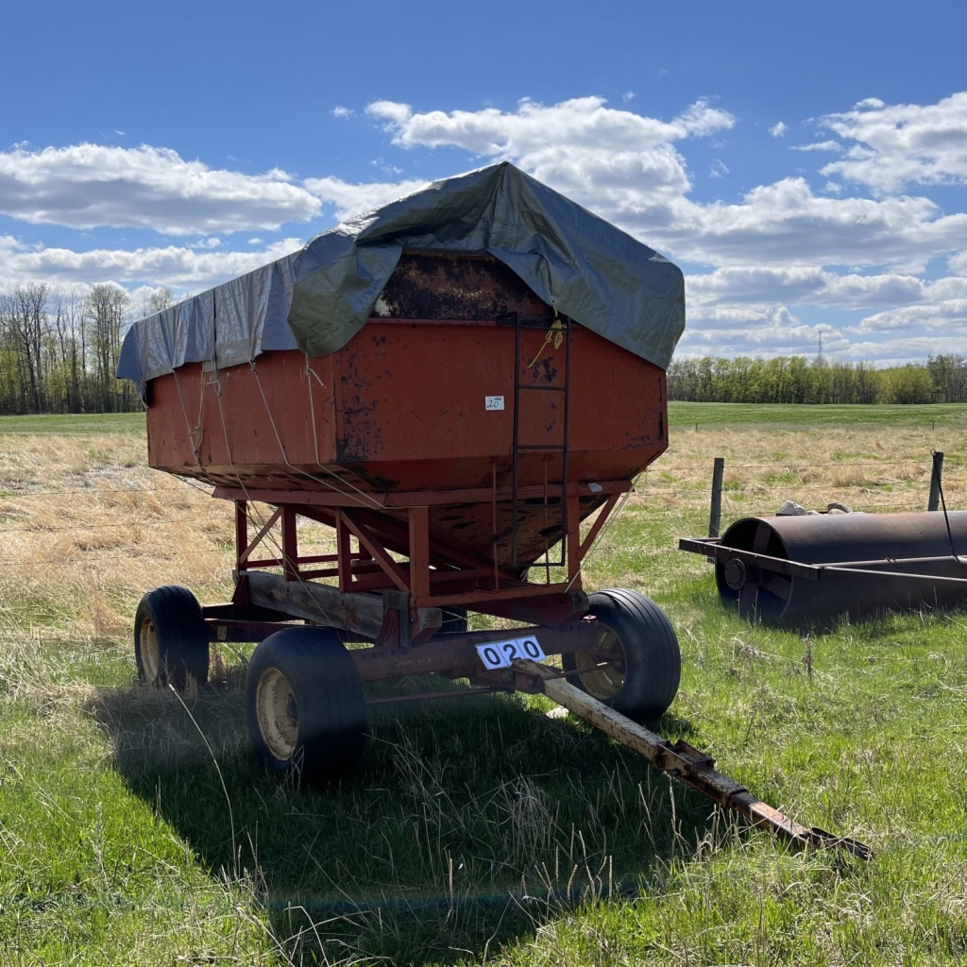 Gravity flow grain tank on Sperry NH wagon