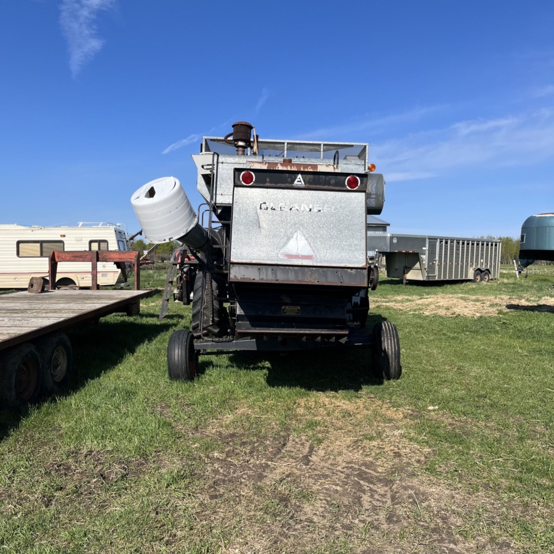 Gleaner M2 Combine, Running - Image 7 of 11