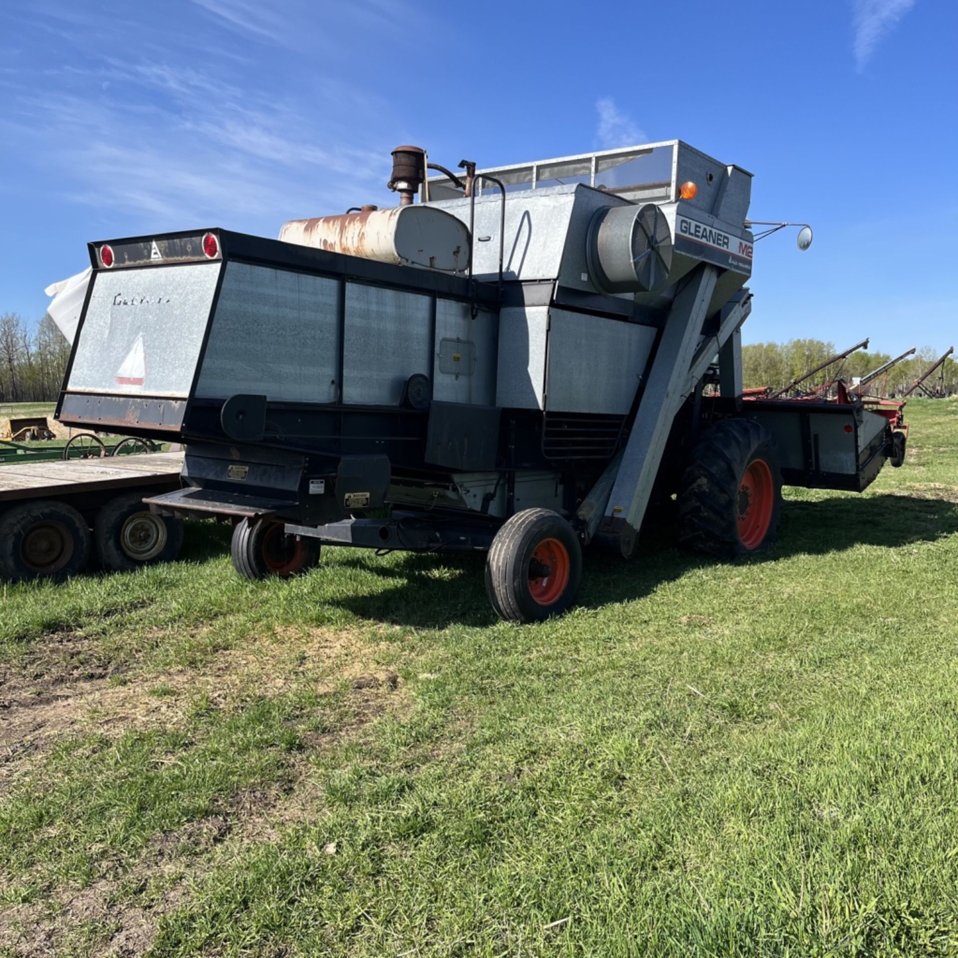 Gleaner M2 Combine, Running - Image 6 of 11