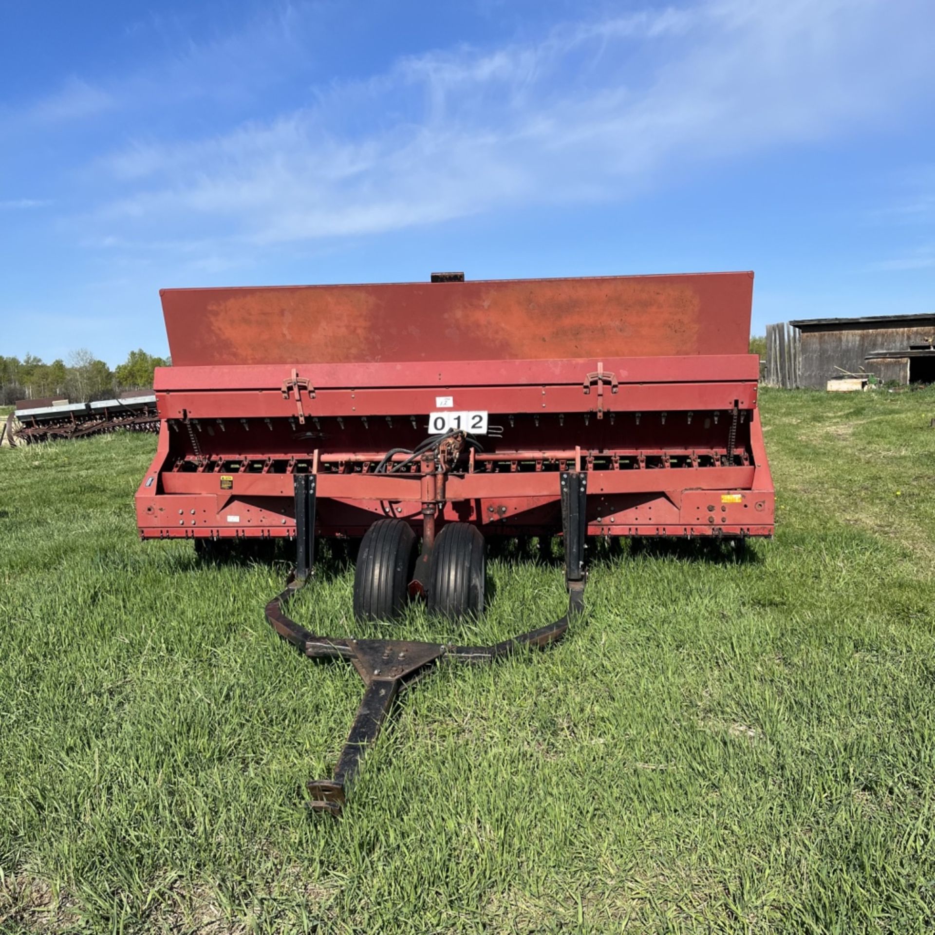 12 Ft. International 6200 disk drill, grass & fertilizer attachment, rubber packers, 24 run - Image 2 of 9