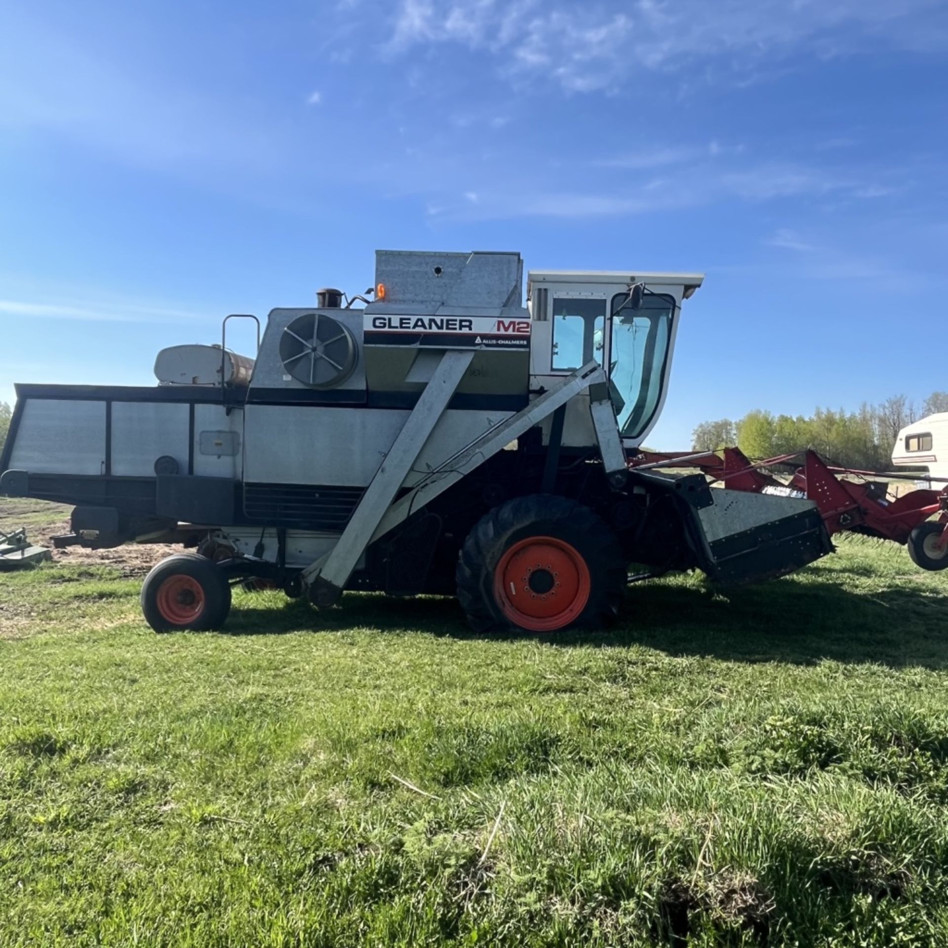 Gleaner M2 Combine, Running - Image 5 of 11