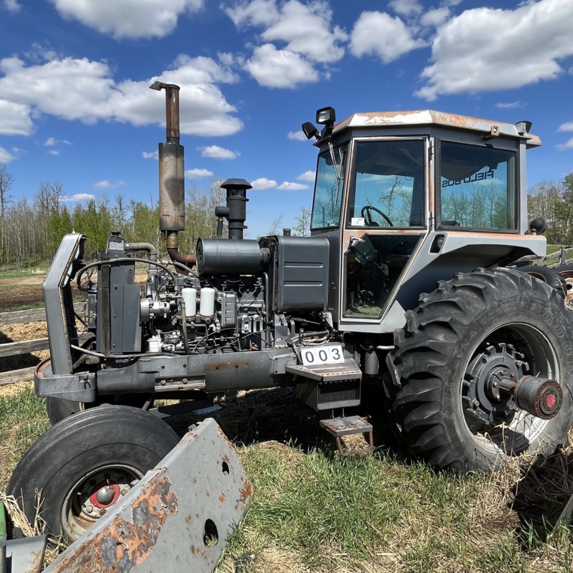 White Field Boss 2-155 tractor, Series 3Duals 619 hrs. Double hydraulics, 540 & 1000 PTO, motor