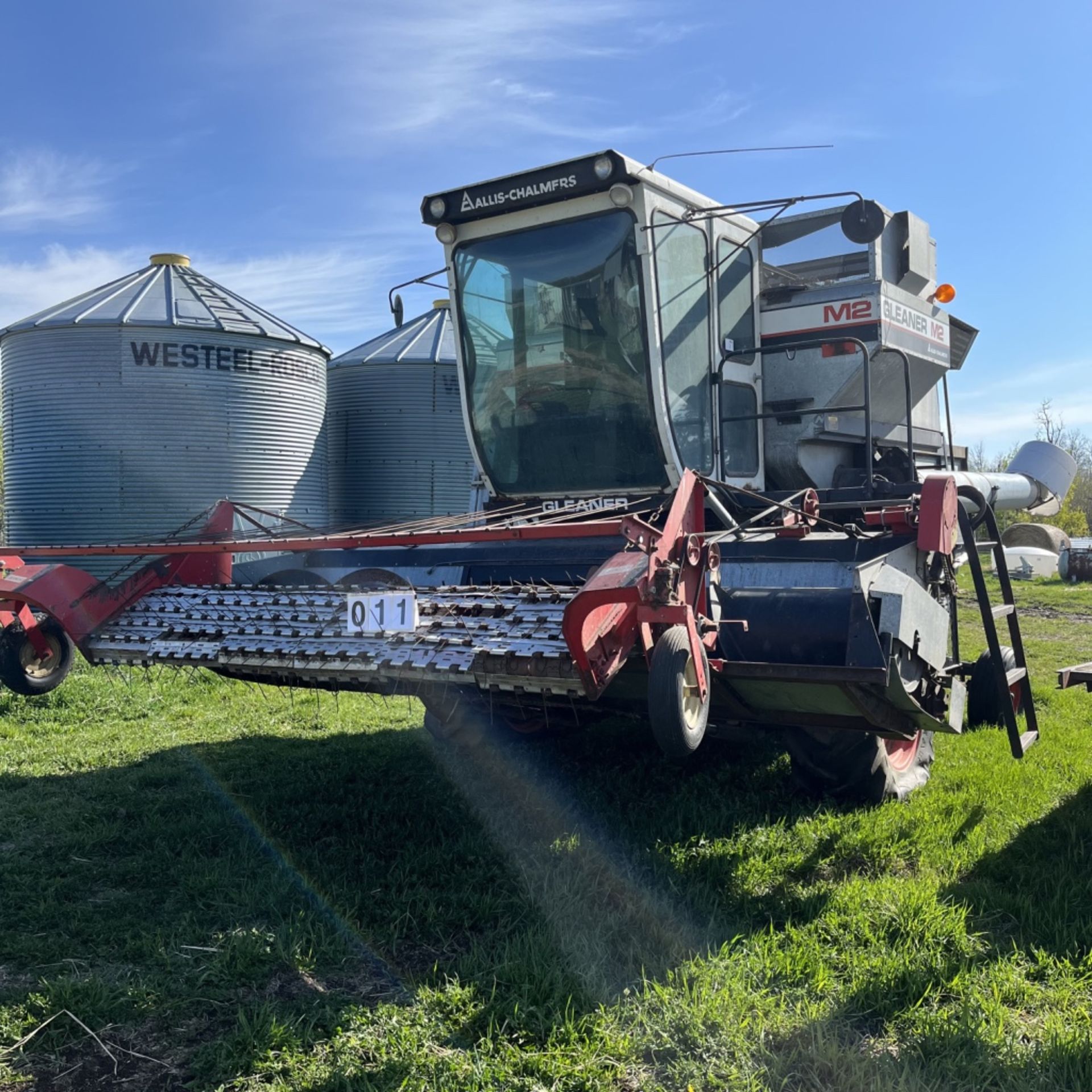 Gleaner M2 Combine, Running - Image 2 of 11