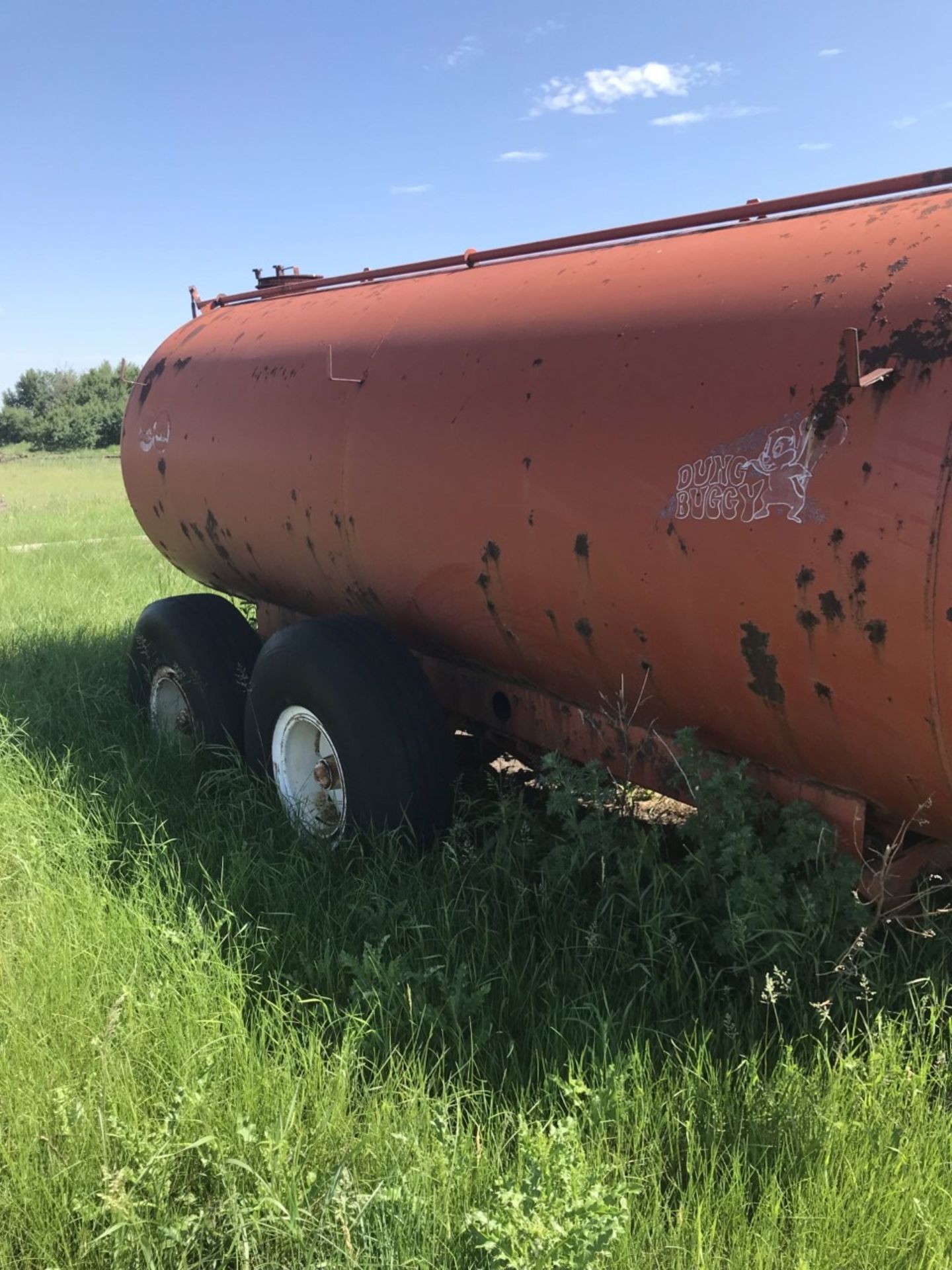 3000 gal Honey wagon Tank has hole , flat tires, must be moved by September 1,2022 - Image 3 of 3